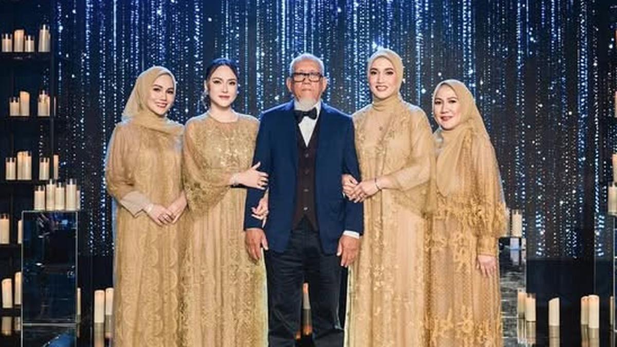 7 Gaya Shandy Aulia dan Ketiga Kakaknya Kompak dengan Gamis Gold di Ulang Tahun Sang Ayah
