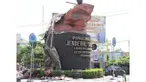  Patung Jenderal Soedirman yang selama ini menjadi ikon Kabupaten Purbalingga tiba-tiba saja roboh. Padahal saat kejadian tak ada angin maupun hujan di daerah itu. Berita mengejutkan terjadi di Perempatan Jalan Mayjen Sungkono Purbalingga. Patung Jenderal