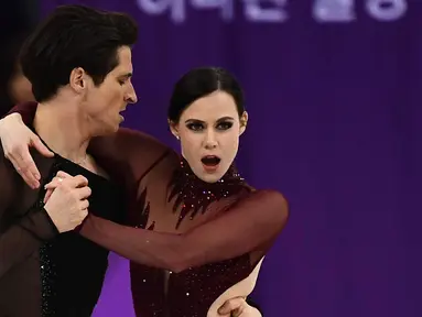 Tessa Virtue dari Kanada bersama pasangannnya Scott Moir bersaing dalam tarian bebas es skating pada Olimpiade Musim Dingin Pyeongchang 2018 di Gangneung Ice Arena di Gangneung (20/2). (AFP Photo/Aris Messinis)