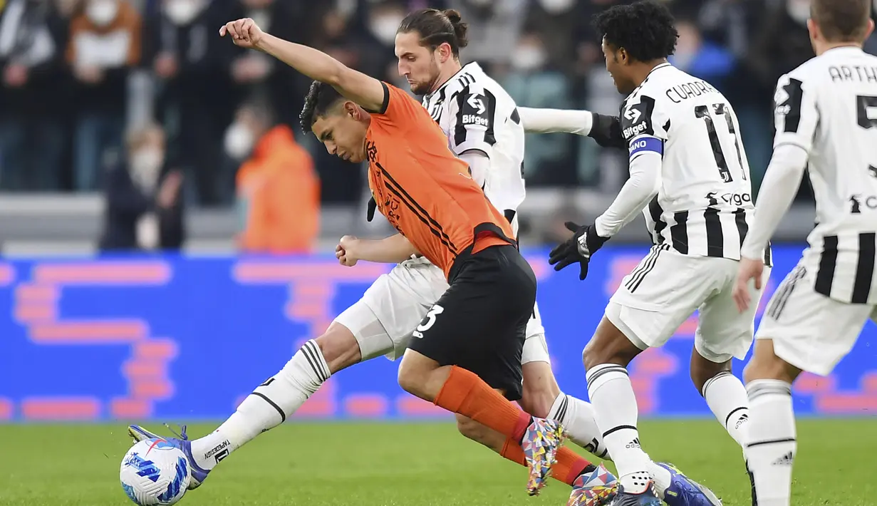 Gelandang Juventus Adrien Rabiot berebut bola dengan gelandang Spezia Kevin Agudelo pada laga lanjutan Liga Italia di Allianz Stadium, Senin (7/3/2022) dini hari WIB. Juventus menang 1-0 atas Spezia lewat gol Alvaro Morata. (Tano Pecoraro/LaPresse via AP)