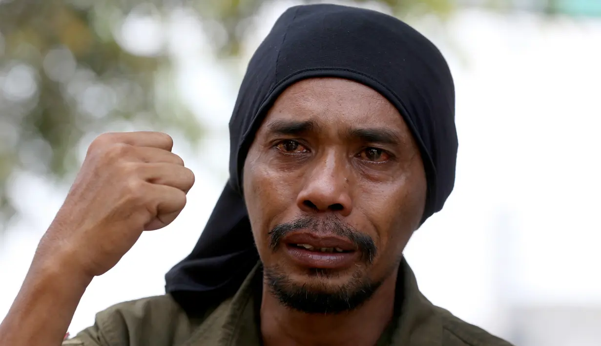 Medi Bastoni (43) saat melakukan wawancara dengan awak media di Bekasi, Jawa Barat, Kamis (22/8/2019). Medi Bastoni berjalan mundur sekitar 700 kilometer (430 mil) dari rumahnya, Tulungagung, Jawa Timur menuju Jakarta demi menyelamatkan hutan di kampung halamannya. (AP/Achmad Ibrahim)