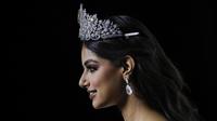 Miss Universe 2021 Harnaaz Sandhu yang baru dinobatkan muncul selama konferensi pers setelah kontes Miss Universe ke-70 di Eilat, Israel, Senin (13/12/2021). Harnaaz Sandhu berhasil mengalahkan 79 lawannya dari berbagai negara. (AP Photo/Ariel Schalit)