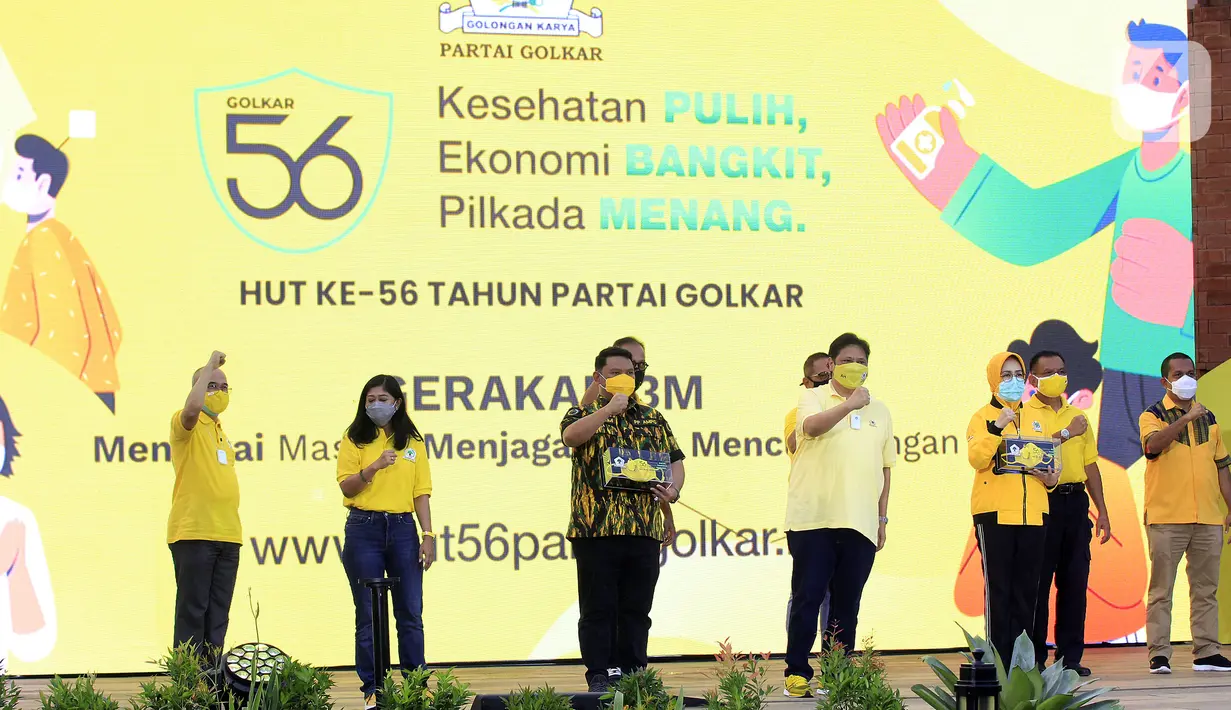 Ketua Umum Partai Golkar Airlangga Hartarto (tengah) saat HUT ke-56 Partai Golkar di Jakarta, Sabtu (17/10/2020). Partai Golkar mendorong masyarakat mematuhi protokol pencegahan penularan COVID-19 melalui 3M yaitu Memakai Masker, Mencuci Tangan, dan Menjaga Jarak. (Liputan6.com/Johan Tallo)