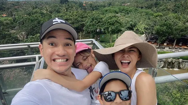 12 Tahun Tinggal di Bali, Ini 6 Potret Keluarga Kecil Nana Mirdad dan Andrew White