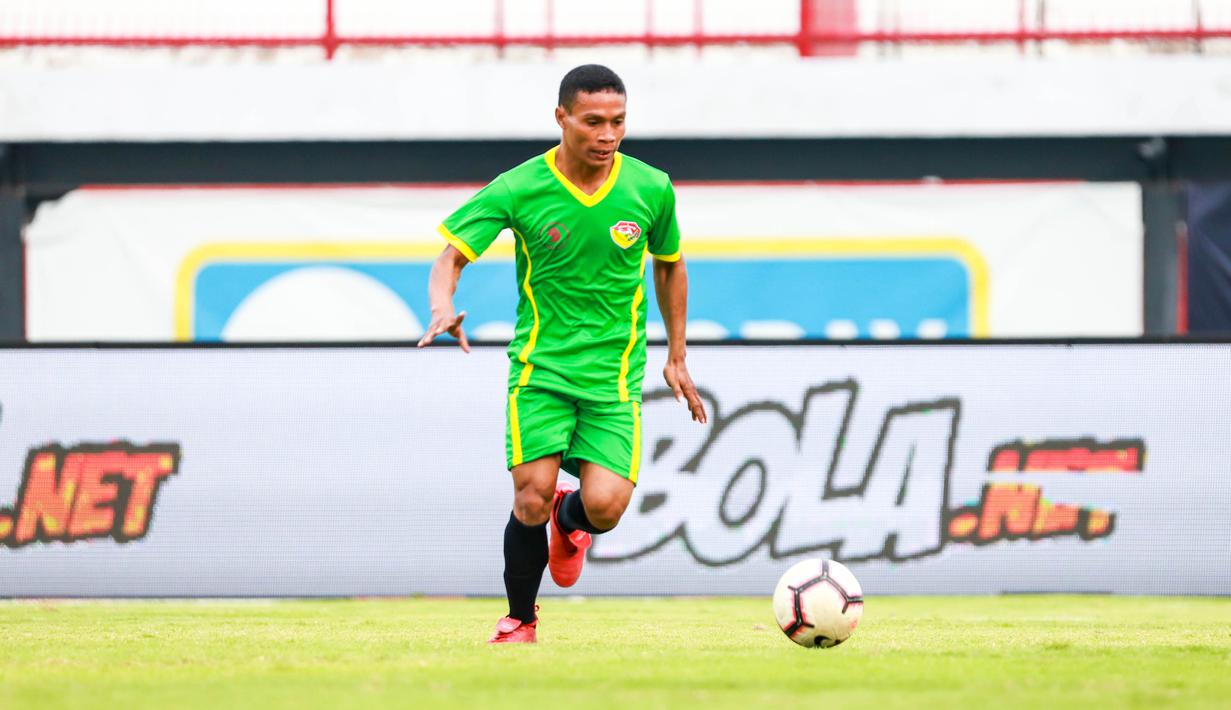 Pemain Kupang FC menggiring bola saat melawan Jambe FC pada laga Liga AYO Bali 2019, di Stadion I Wayan Dipta, Gianyar, Bali, Minggu (30/6). Jambe FC menang 3-2 atas Kupang FC. (Dokumentasi Official)