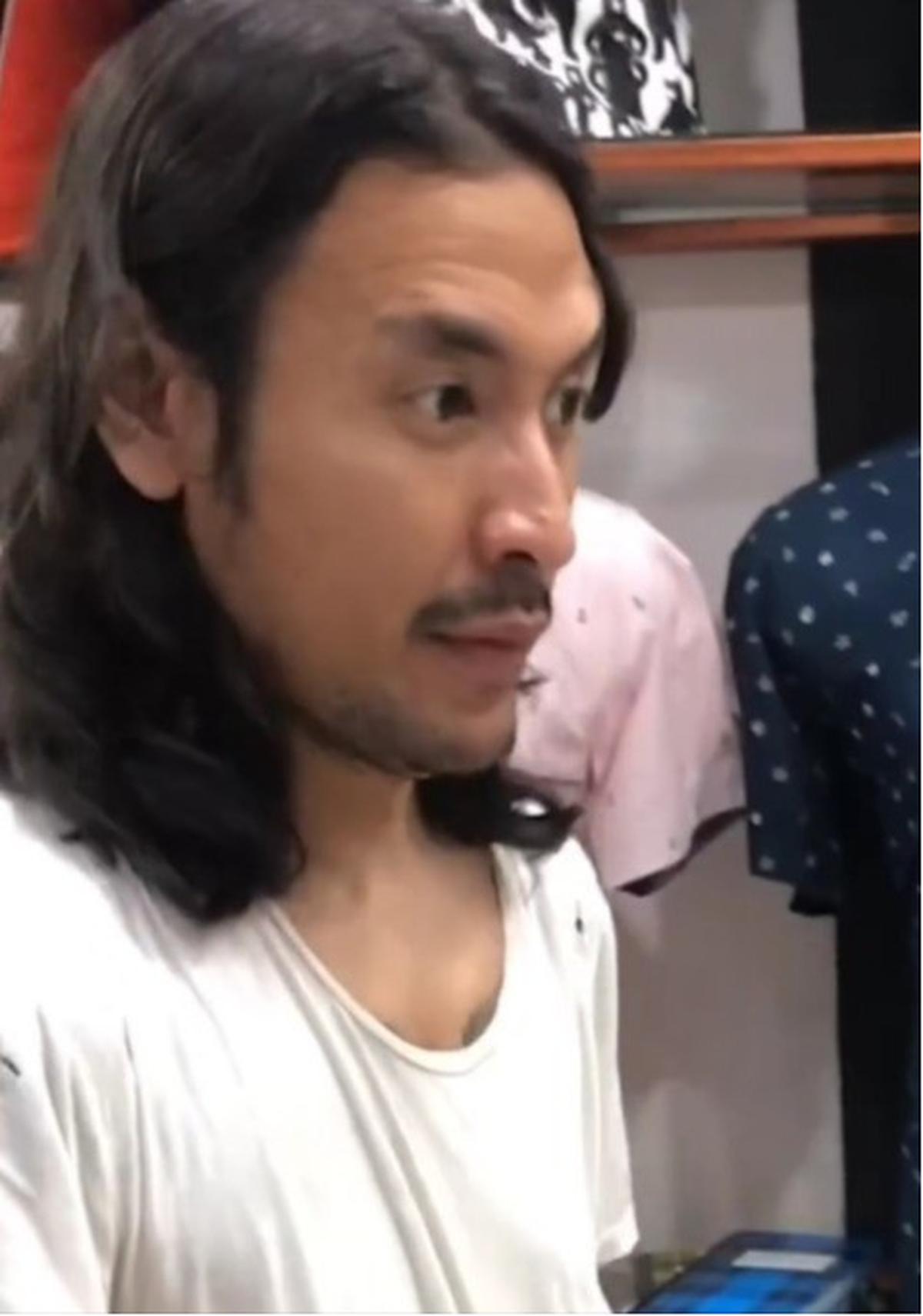 Potret Ello Vokalis Band Dewa 19 Thrifting di Pasar Baru Pakai Kaos Oblong Bolong-Bolong, Tetap Ganteng Meski Tampil Lusuh