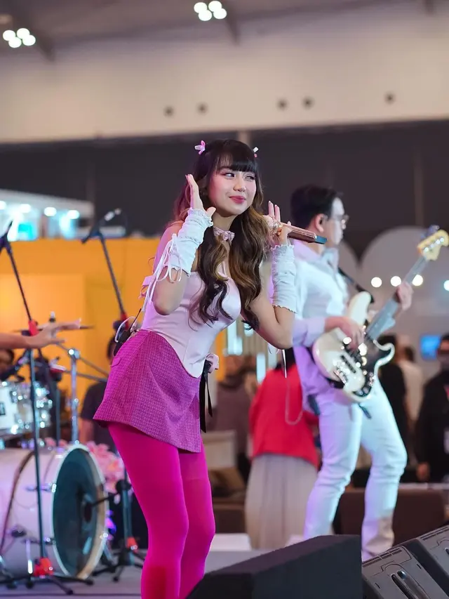 6 Gaya Girly Ghea Indrawari saat Manggung, Hadirkan Tampilan Balletcore hingga Coquette Aesthetic