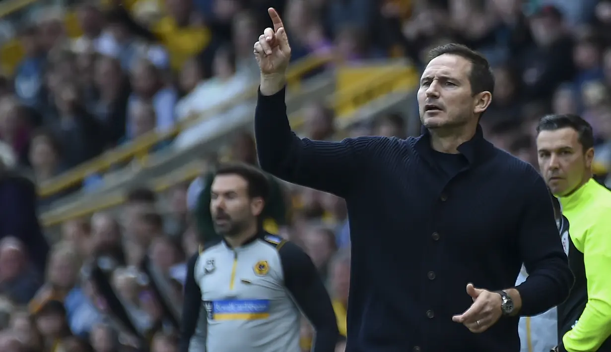 Manajer tim Chelsea, Frank Lampard memberi instruksi dari pinggir lapangan kepada anak asuhnya saat menghadapi Wolverhampton Wanderers pada laga pekan ke-30 Liga Inggris 2022/2023 di Molineux Stadium, Wolverhampton, Sabtu (8/4/2023). (AP Photo/Rui Vieira)