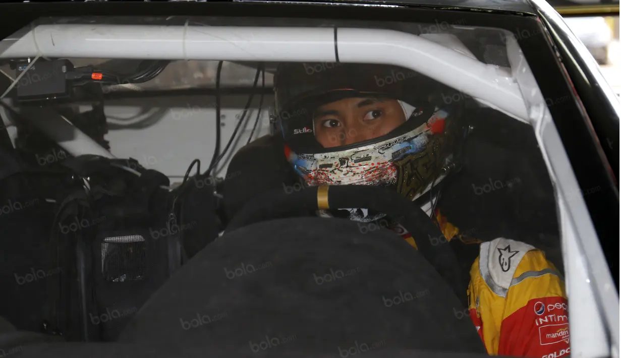 Sean Gelael saat mempersiapkan mobil Lamborghini pada ajang Taxi Ride di Sentul, Jakarta, Selasa (2/8/2016). (Bola.com/Nicklas Hanoatubun)