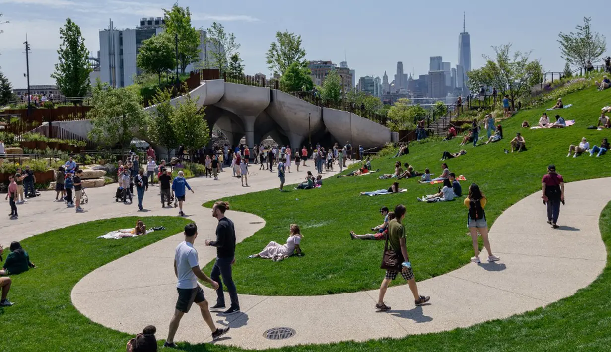 Orang-orang mengunjungi 'Pulau Kecil', taman umum baru dan gratis di Hudson River Park, New York City, Amerika Serikat, 21 Mei 2021. Taman yang diresmikan pada 21 Mei 2021 untuk membahagiakan warga usai lebih dari satu tahun pandemi tersebut menghabiskan dana sebesar USD 260 juta. (Angela Weiss/AFP)