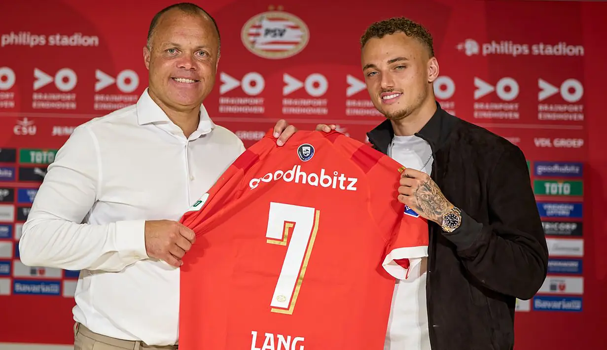 Noa Lang yang baru saja didatangkan PSV dari Club Brugge pada bursa transfer pemain musim 2023/2024 berhak atas status pemain termahal PSV dalam 10 tahun terakhir bersama Hirving Lozano. Diikat kontrak selama 5 tahun, PSV mengeluarkan mahar sebesar 12,5 juta euro atau setara Rp207 miliar. (psv.nl)