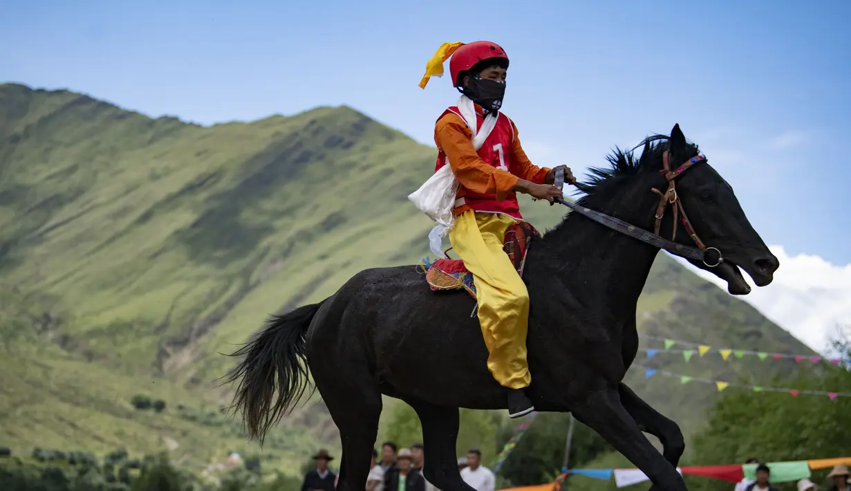 Seorang peserta bersaing dalam pacuan kuda di Lhasa, Daerah Otonom Tibet, China barat daya, 8 Agustus 2020. (Xinhua/Purbu Zhaxi)