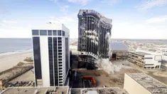 Trump Plaza Hotel and Casino diledakkan, Atlantic City, New Jersey, Amerika Serikat, Rabu (17/2/2021). Penghancuran dilakukan menggunakan menggunakan tiga ribu batang dinamit. (Edward Lea/The Press of Atlantic City via AP)