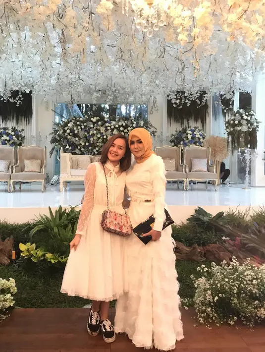 Memiliki rambut pendek memang terkadang tak perlu ditata berlebihan. Seperti saat Beby menghadiri acara pernikahan ini. Ia mengenakan dress putih dan sneakers, namun rambutnya dibiarkan seperti itu saja. (Instagram/bebytsabina)