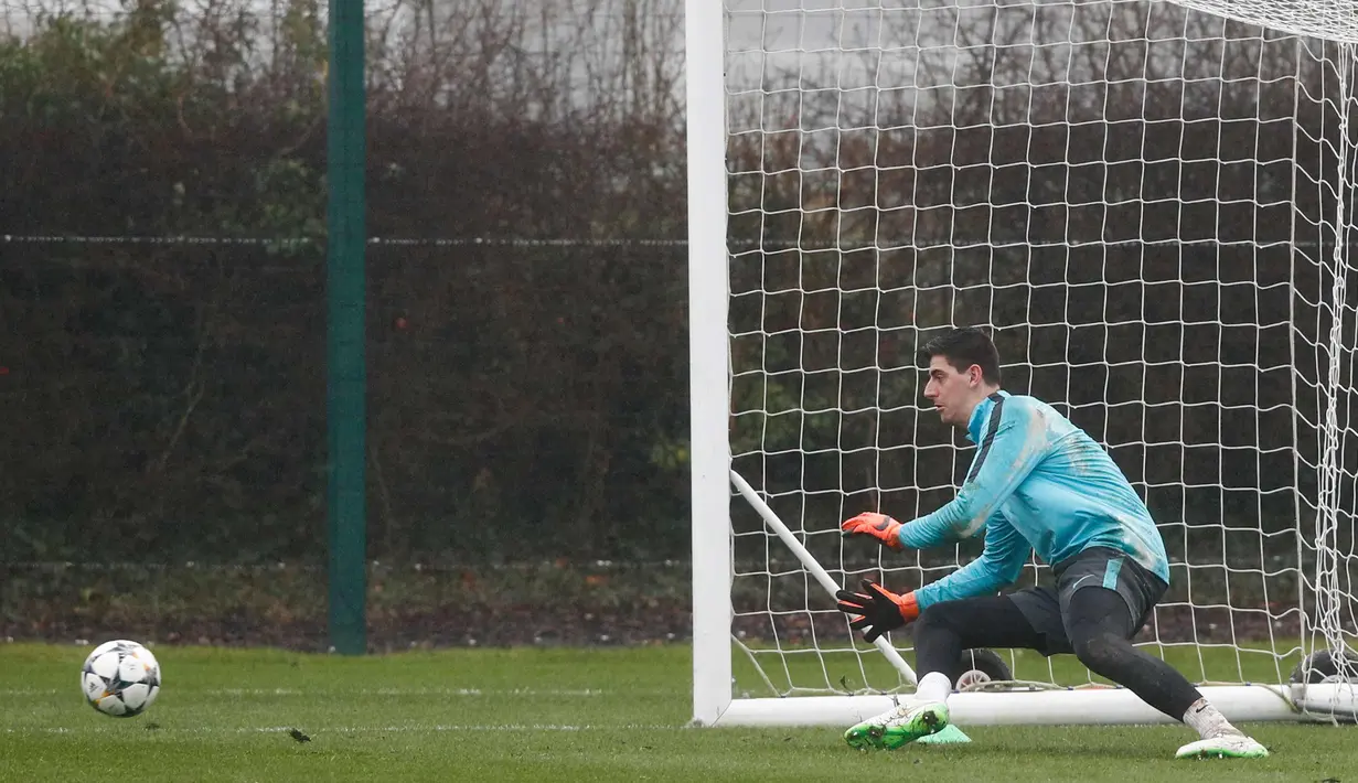 Kiper Chelsea Thibaut Courtois berusaha menangkap bola saat latihan di fasilitas latihan Chelsea Cobham di Stoke D'Abernon, sebelah barat daya London (19/2). Chelsea akan bertanding melawan Barcelona di Stamford Bridge. (AFP Photo/Adrian Dennis)