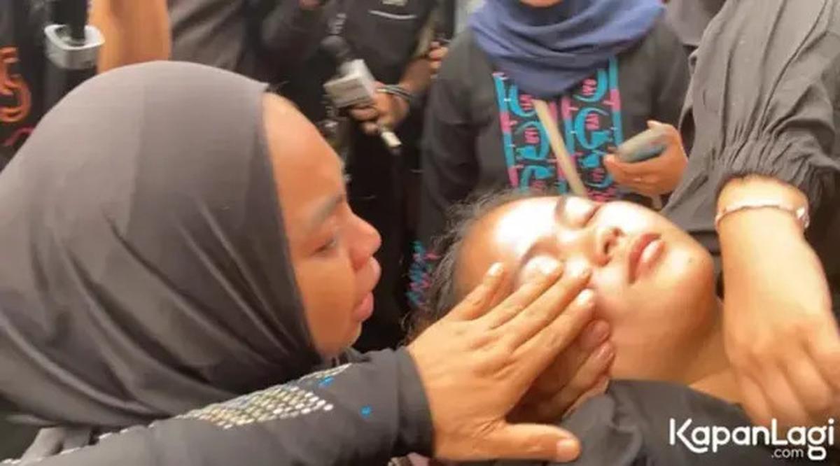 9 Potret Kenangan Mpok Alpa dan Sherly Anak Sulungnya, dari Momen Penuh Keceriaan hingga Perpisahan