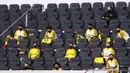 Para pemain Borrusia Dortmund berada di bangku cadangan menyaksikan timnya bertanding melawan SC Paderborn 07 di Benteler Arena di Paderborn, Jerman (1/6/2020). Dalam pertandingan ini Dortmund menang telak 6-1 atas Paderborn. (Lars Baron/Pool via AP)