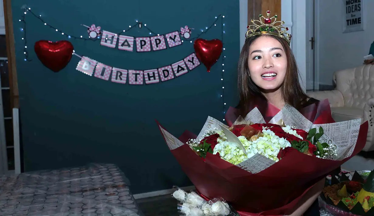 Natasha Wilona baru saja genap berusia 18 tahun. Di hari ulang tahunnya, Kamis (15/12) waktu dini hari, ia mendapat kejutan spesial dari para penggemarnya. (Deki Prayoga/Bintang.com)