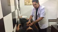 Dokter Yusuf tengah memeriksa pasien. (Liputan6.com/Devira Prastiwi)