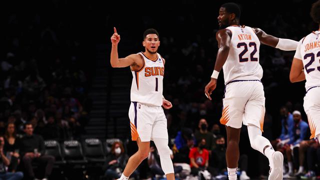 Selebrasi pemain Suns Devin Booker dan Deandre Ayton usai menang di lanjutan NBA (AP)