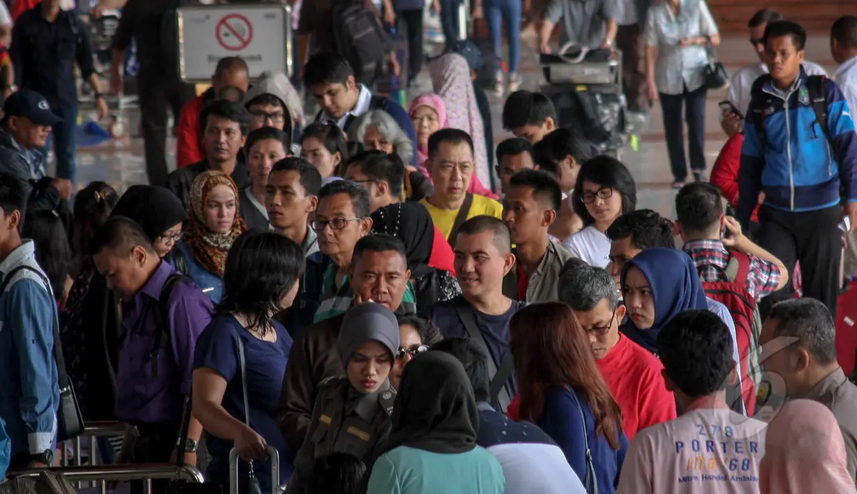 Para calon penumpang memanfaatkan libur panjang yang bertepatan dengan peringatan Isa Al Masih dan Isra Mi'raj akhir pekan ini untuk pulang kampung ataupun liburan, Tangerang, Banten, Kamis, (14/5/2015). (Liputan6.com/Faizal Fanani)