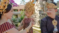 Pesona Shandy Aulia dan keluarga saat pakai songket Bali dan endek Pegringsingan. (Sumber: Instagram/@shandyaulia)