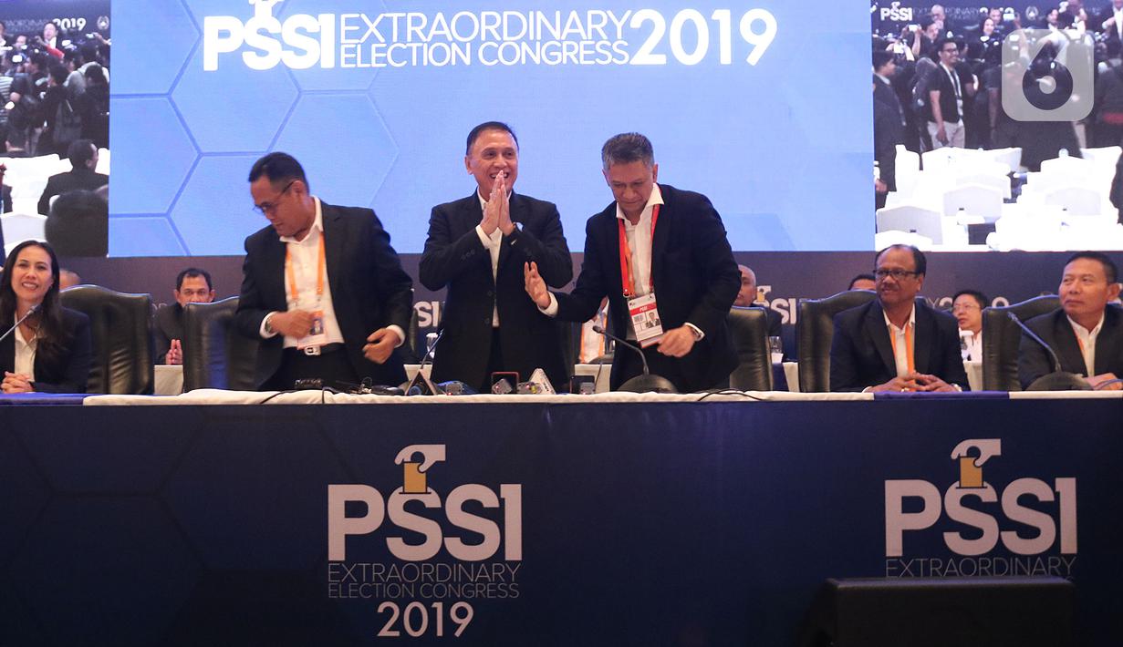 Ketua Umum PSSI terpilih Mochamad Iriawan (tengah) saat penutupan Kongres Luar Biasa (KLB) PSSI di Jakarta, Sabtu (2/11/2019). Pria yang akrab disapa Iwan Bule itu terpilih menjadi ketua umum PSSI untuk periode 2019-2023 setelah meraih 82 dari jumlah voters 85. (Liputan6.com/Herman Zakharia)