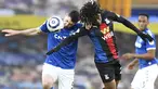 Bek Everton, Michael Keane dan gelandang Crystal Palace, Eberechi Eze bersaing memperebutkan bola pada pekan ke-30 Liga Inggris di Goodison Park, Selasa (6/4) dini hari WIB. Duel Everton vs Crystal Palace harus berakhir imbang dengan skor 1-1. (Peter Powell / Pool via AP)