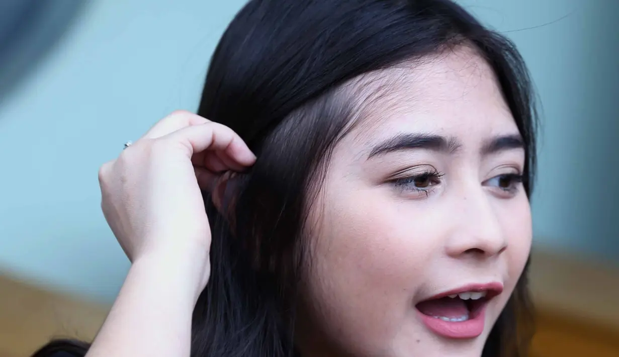 "Ini pertama kali ketemu, aku belum pernah ketemu secara langsung, cuma lewat depan mata aja. Dikasih kesempatan sama beliau untuk berduet wah bangga pastinya, ya semoga lancar," ujar Prilly Latuconsina. (Nurwahyunan/Bintang.com)