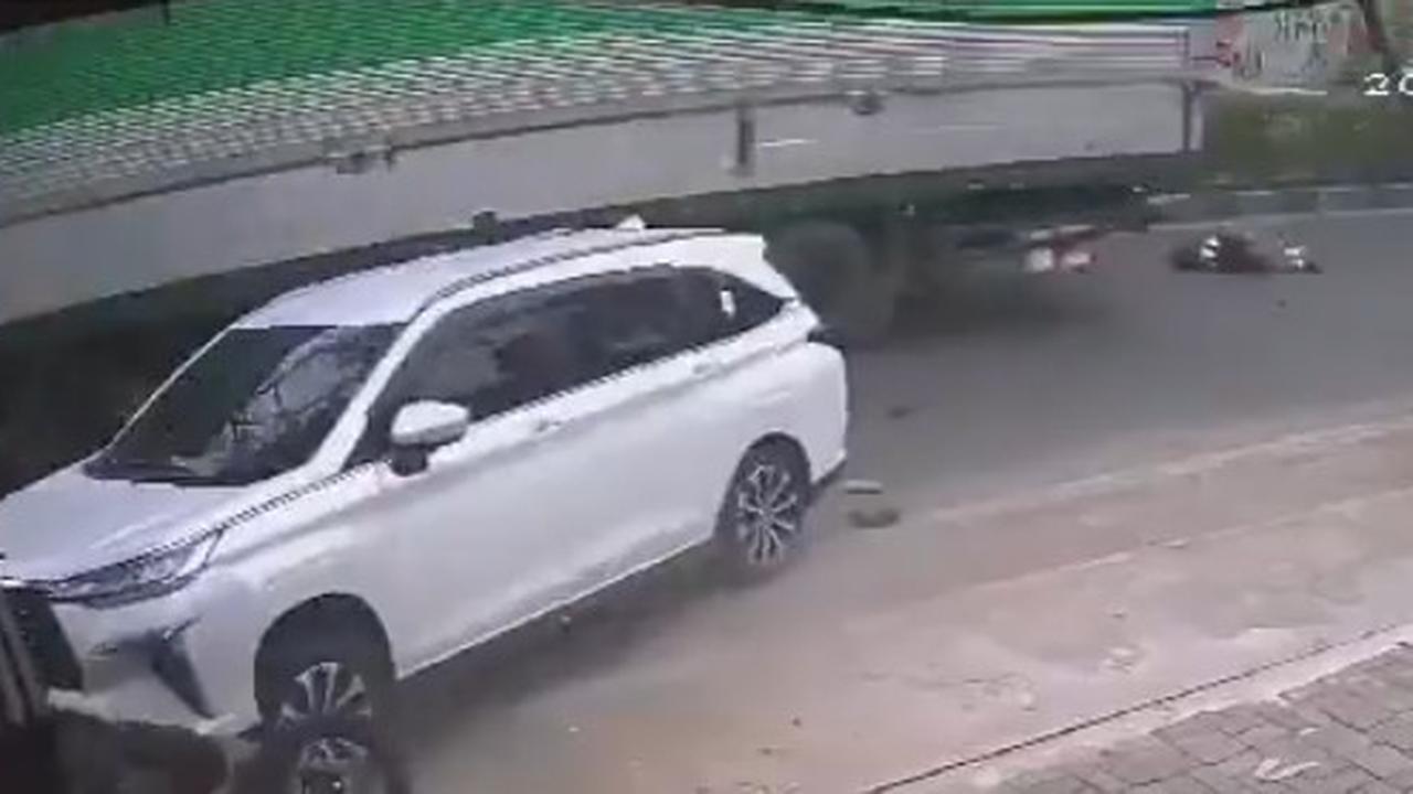 Detik-detik Kontainer Maut Tabrak Banyak Kendaraan & Lindas Siswi di Tangerang