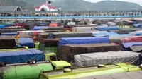 Ratusan truk antri masuk dermaga Pelabuhan Merak, Banten, Rabu (9/3). Setelah sempat lengang, kemacetan kembali terjadi akibat sejumlah kapal roro unit masuk dok untuk perbaikan.(Antara)