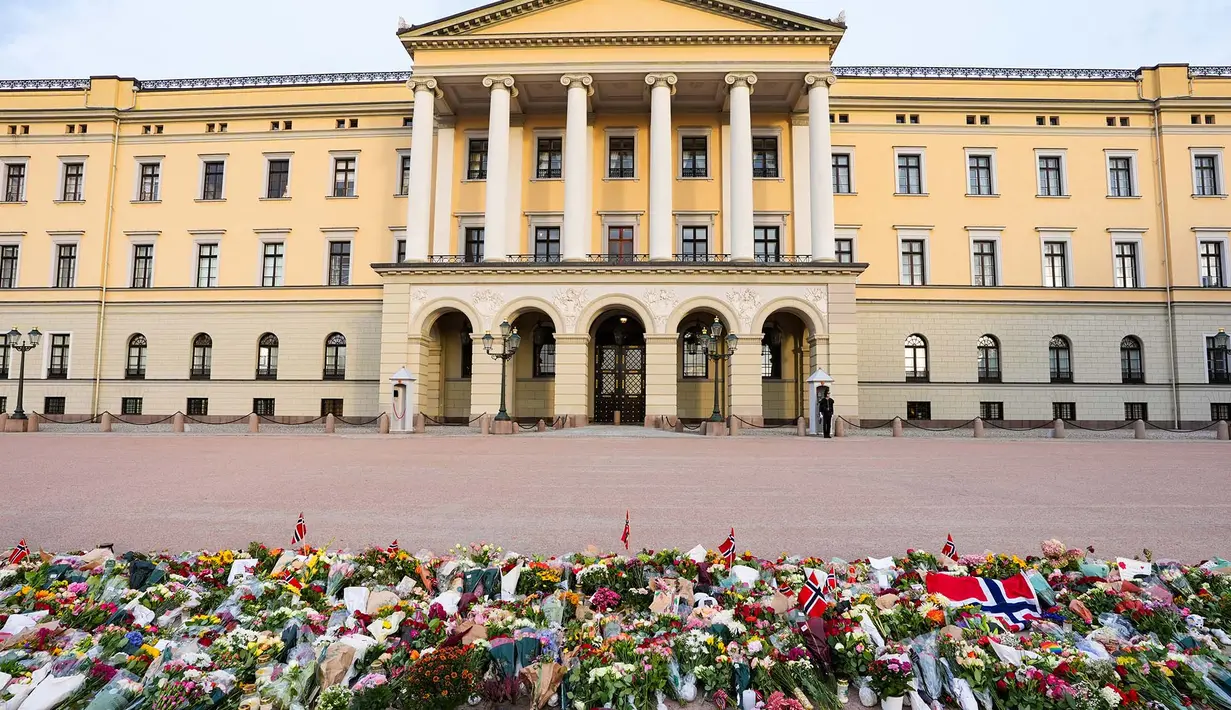 Bunga, lilin, dan bendera Norwegia terhampar di alun-alun Istana Kerajaan saat warga berkumpul untuk memberikan penghormatan kepada Raja Harald V dari Norwegia yang wafat di Oslo, Norwegia, Jumat, 28 Agustus 2026.  (AFP/ NTB/ Lise Aserud)
