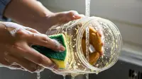 8 Cara Menghilangkan Minyak di Stoples Plastik Bekas Kue Lebaran Sampai Kesat Tanpa Bau Apek
