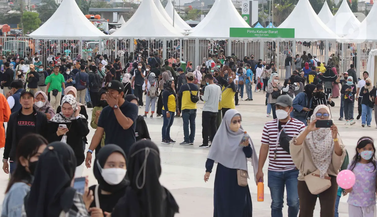 Orang-orang mulai memadati kawasan Jakarta International Stadium (JIS) untuk menyaksikan acara hari ulang tahun (HUT) ke-495 DKI Jakarta atau Jakarta Hajatan di Jakarta Utara, Sabtu (25/6/2022) malam. Selain konser, juga dibuka bazar yang diikuti oleh Usaha Mikro Kecil Menengah (UMKM) DKI Jakarta di samping kiri pintu barat JIS.(Liputan6.com/Herman Zakharia)