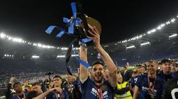 Para pemain Inter memegang trofi Coppa Italia dan merayakannya kemenangan 4-2 atas Juventus pada pertandingan final di Stadion Olimpico, Roma, Kamis (12/5/2022) dini hari WIB. Bagi Inter Milan, ini gelar juara Coppa Italia 2021/2022 kedelapan setelah sebelumnya sukses menjadi kampiun turnamen ini pada 1939, 1978, 1982, 2005, 2006, 2010, dan 2011. (AP Photo/Alessandra Tarantino)