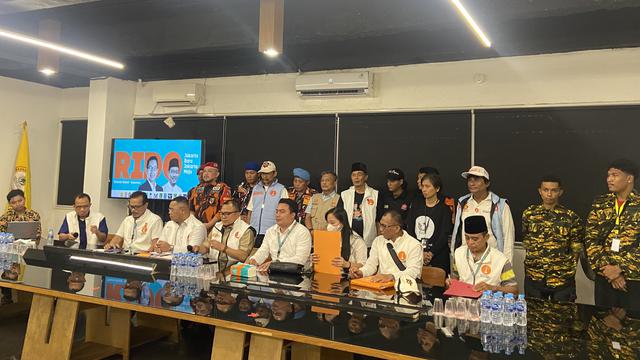 Tim Pemenangan Ridwan Kamil-Suswono (RIDO), Basri Baco, mengeklaim banyak terjadi perusakan poster atau alat peraga kampanye (APK) pasangan RIDO. (Liputan6.com/Muhammad Radityo Priyasmoro)