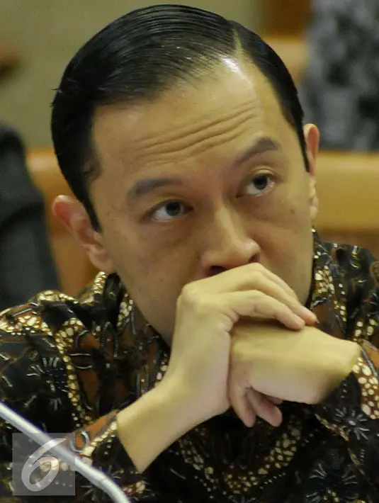 Menteri Perdagangan,Thomas Trikasih Lembong mengikuti Raker dengan Komisi VI DPR di Kompleks Parlemen,Jakarta, (3/2). Lembong menyebut program revitalisasi sangat penting agar pasar tradisional bisa bersaing dengan pasar modern. (Liputan6.com/JohanTallo)