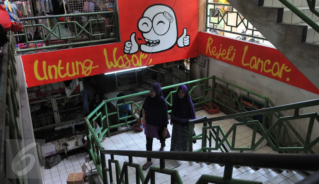 Sebuah lukisan mural terpampang di tembok Pasar PSPT, Tebet, Jakarta (14/11/2015). Keberadaan seni mural di pasar ini bisa membuat pengunjung tersenyum. (Liputan6.com/ Gempur M Surya)