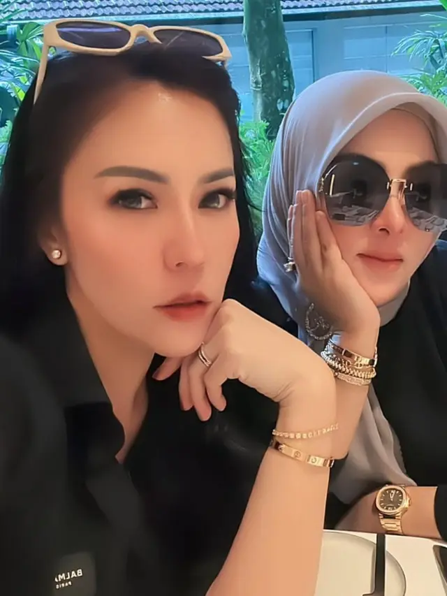 Outfit Syahrini kembali ke Singapura