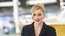 Greta Gerwig berpose untuk fotografer saat tiba untuk sesi pemotretan film 'White Noise' selama Festival Film Venesia edisi ke-79 di Venesia, Italia, Rabu (31/8/2022). Greta Gerwig tampil cantik mengenakan setelan jas berwarna hitam. (Photo by Vianney Le Caer/Invision/AP)
