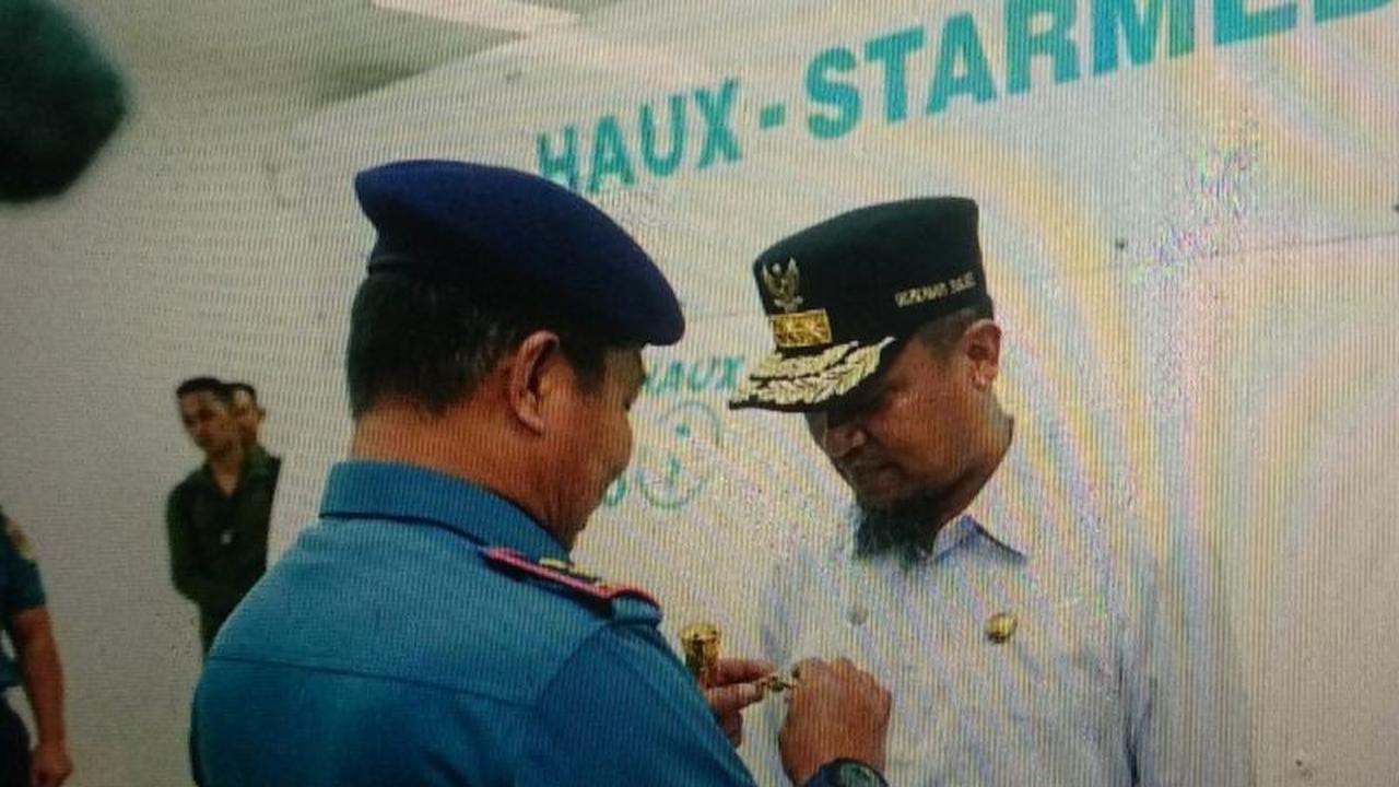 Simulasi Kedalaman 7 Meter Laut: Gubernur Sulsel Terima Brevet Kehormatan Hiperbarik TNI AL