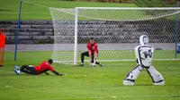 Kiper Timnas Indonesia, Emil Audero, mengikuti latihan perdana untuk persiapan laga Kualifikasi Piala Dunia 2026 zona Asia di Bali United Training Center (BUTC) Kabupaten Gianyar, Senin (26/5/2025). (Bola.com/Alit Binawan)