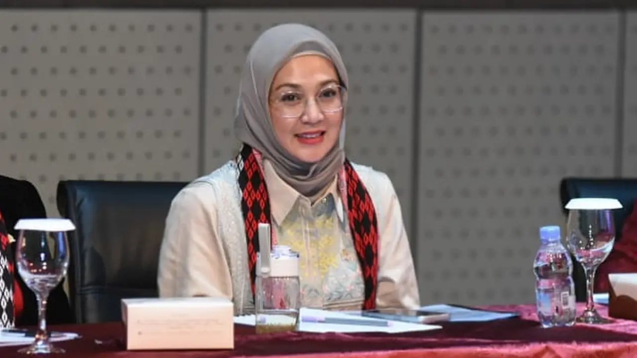 6 Fashion Ibu Pejabat ala Dina Lorenza, Sederhana dan Modis untuk Usia 50 Tahun