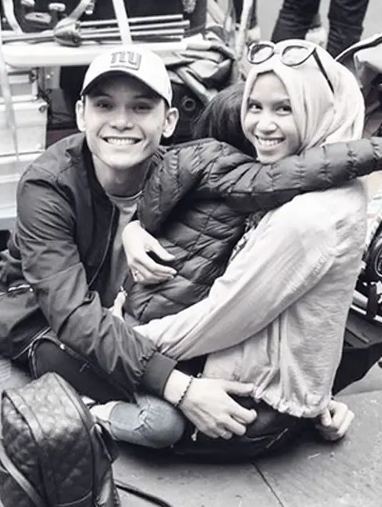 Ines pun menceritakan sikap suaminya yang bisa dijadikan teman berbagi cerita, serta pendengar yang baik di kala Ines tengah merasakan keluh kesah. (Instagram/nesyanabila)