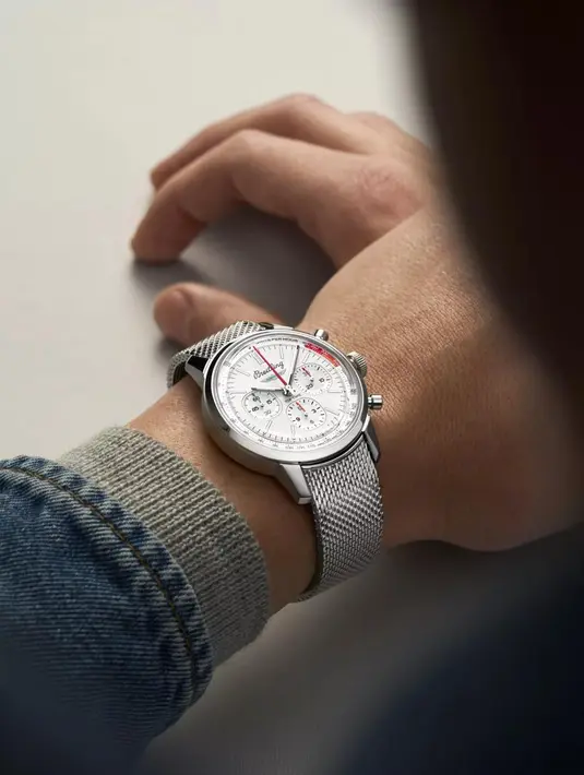 Elemen desain menjadi salah satu yang menarik perhatian mata. Termasuk tali balap kulit berlubang, skala tachymeter pengukur kecepatan, dan subdial kontras (tidak terlalu persegi, tidak terlalu bulat) yang menggugah pengukur dasbor vintage. Dan seperti pendahulunya di tahun 1960-an yang digerakkan oleh gaya, casing baja tahan karat 41 mm Top Time adalah ukuran yang nyaman untuk pecinta mobil dan jam tangan dari semua kalangan. / Foto dok: Breitling.