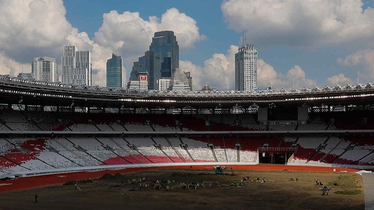 Pemandangan kondisi terkini lapangan Stadion Utama Gelora Bung Karno saat rumputnya dibongkar, Jakarta, Rabu (26/5/2024). Setelah menuai banyak kritik karena kualitas yang dianggap buruk, rumput pada lapangan Stadion GBK akhirnya mulai dibongkar dan akan 