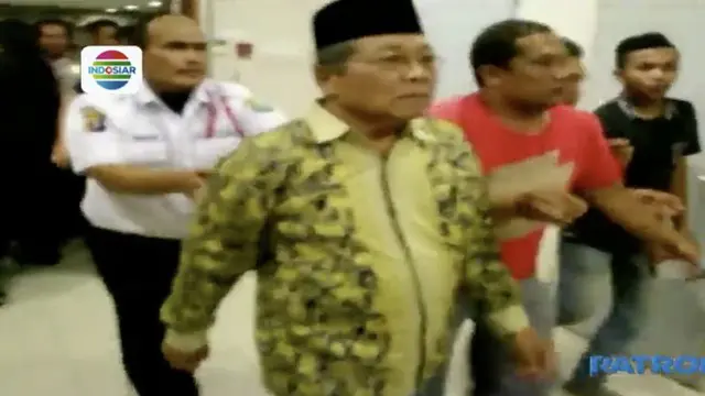 Ketua DPRD Sumatra Utara, Wagirin Arman, terpaksa dievakusi dari gedung DPRD Sumatra Utara oleh sejumlah petugas keamanan. 