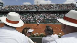 Garbine Muguruza berjalan sambil membersihkan wajahnya dari keringat saat melawan Anett Kontaveit pada ajang Prancis Terbuka di Roland Garros stadium, Paris, (31/5/2017). (AP/Petr David Josek)