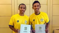 Mantan pemain Persebaya Surabaya, Irvan Febrianto dan Adam Maulana, resmi bergabung Persiba Balikpapan. (Bola.com/Dok. Pribadi)