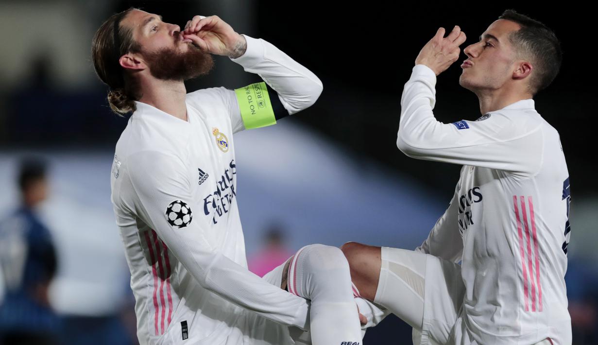 Pemain Real Madrid, Sergio Ramos, melakukan selebrasi bersama Lucas Vazquez usai mencetak gol ke gawang Atalanta pada laga Liga Champions di Stadion Alfredo di Stefano, Rabu (17/3/2021). Real Madrid menang dengan skor 3-1. (AP/Bernat Armangue)